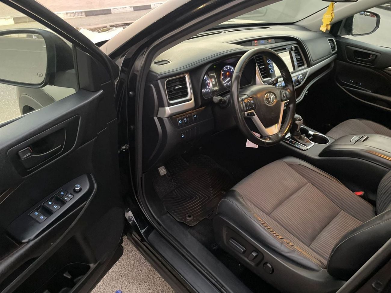 Toyota Highlander LE (NON GCC) 2017 Toyota Highlander MidOption - 3.5L V6 - 4x4 AWD - Full 7 Seater - Trunk Auto