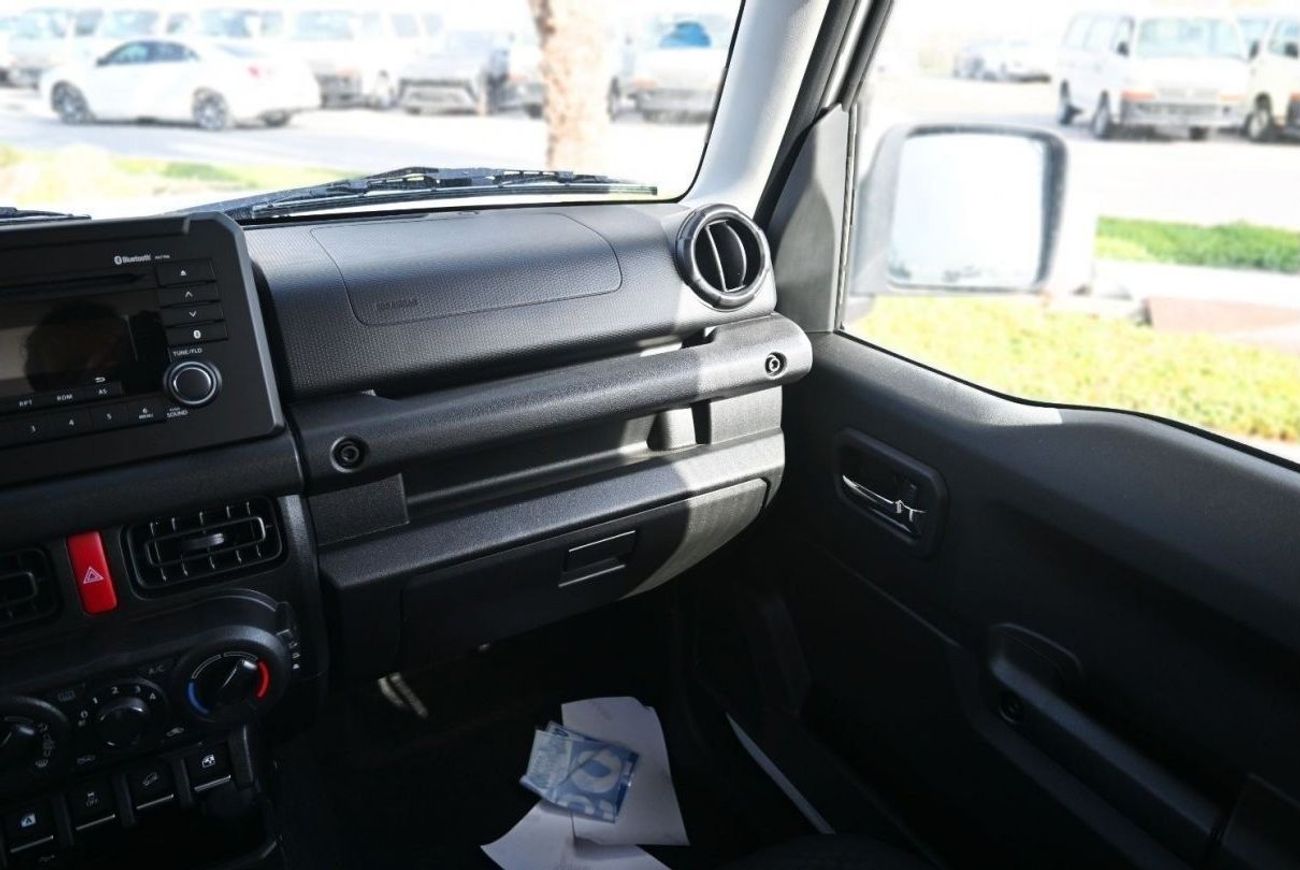 سوزوكي جيمني سوزوكي جيمني موديل 2024 بنزين 1.5 لتر ناقل الحركة يدوي ابيض من الخارج اسود من الداخل