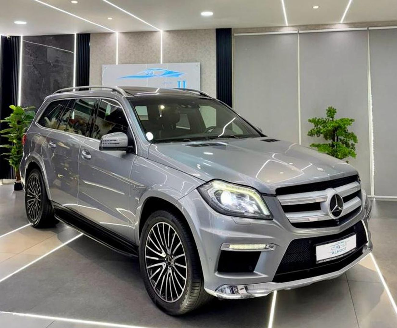 Mercedes-Benz GL 500 Std 4.7L BEAUTIFUL MERCEDES GL500 V8 || TOP RANGE || ACCIDENTS FREE || GCC || 7 SEATS || LIKE NEW