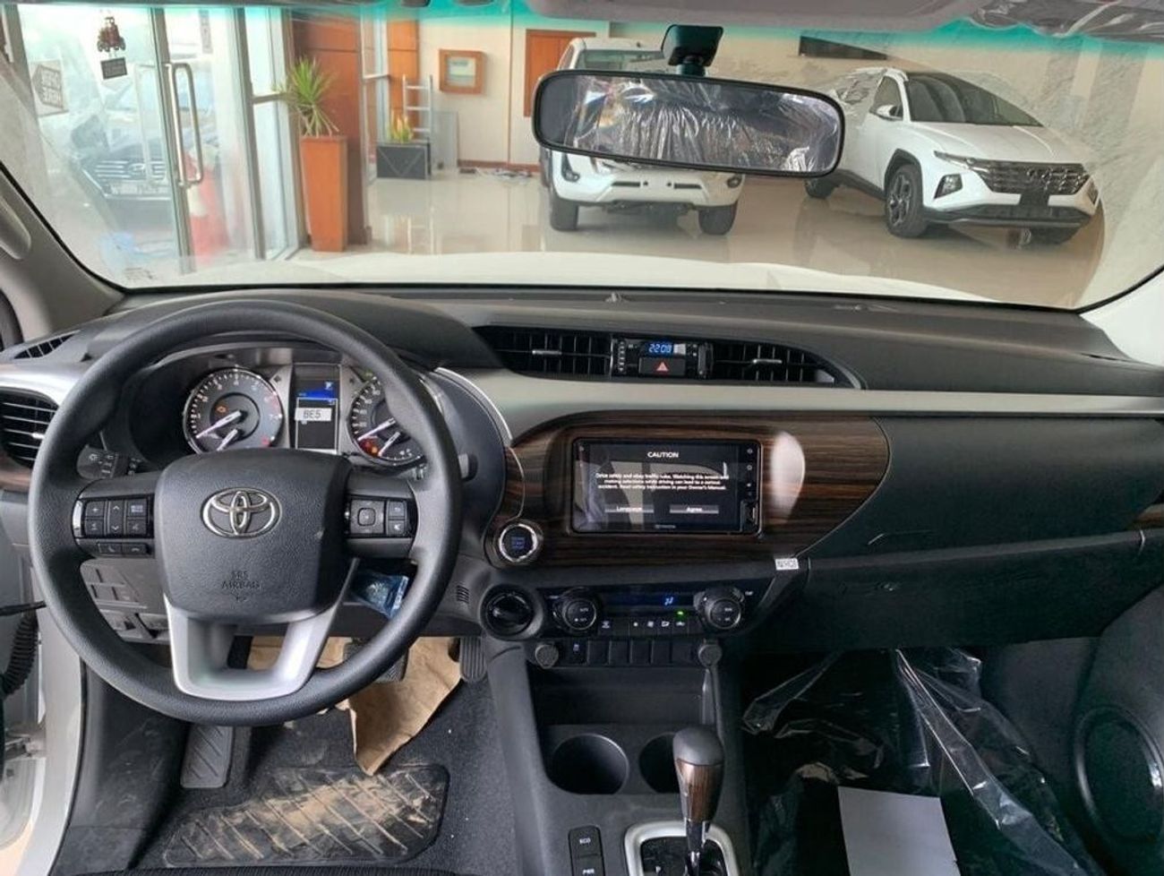 تويوتا هيلوكس TOYOTA HILUX SR5 2.7L V4 WITH PUSH START & REAR CAMERA
