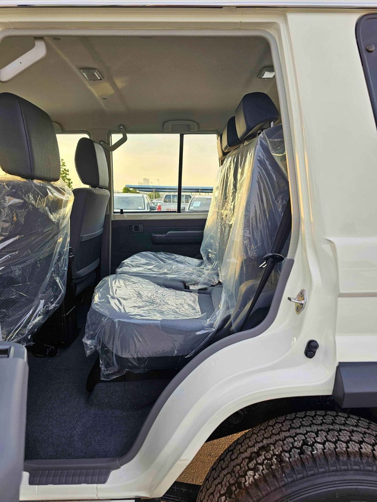 تويوتا لاند كروزر 70 LX LC76 / 2.8L MANUAL V4 DIESEL / DVD+CAMERA / PWR WINDOWS & LOCKS (CODE # 76DMS)