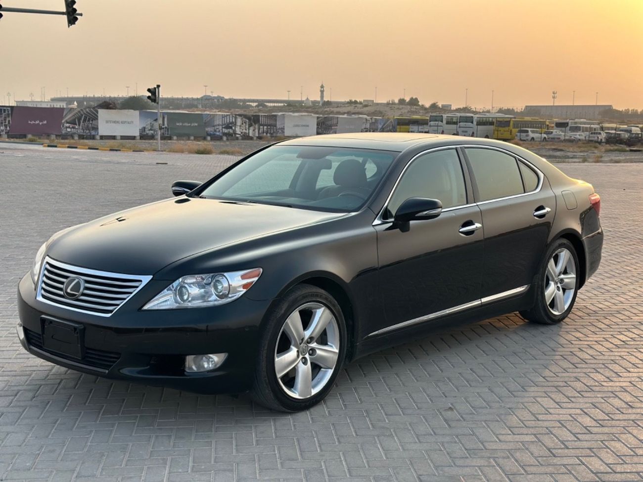 لكزس LS 460 موديل 2011 حاله ممتازه من الداخل والخارج فل مواصفات فتحهوتحكم كهربي كامل