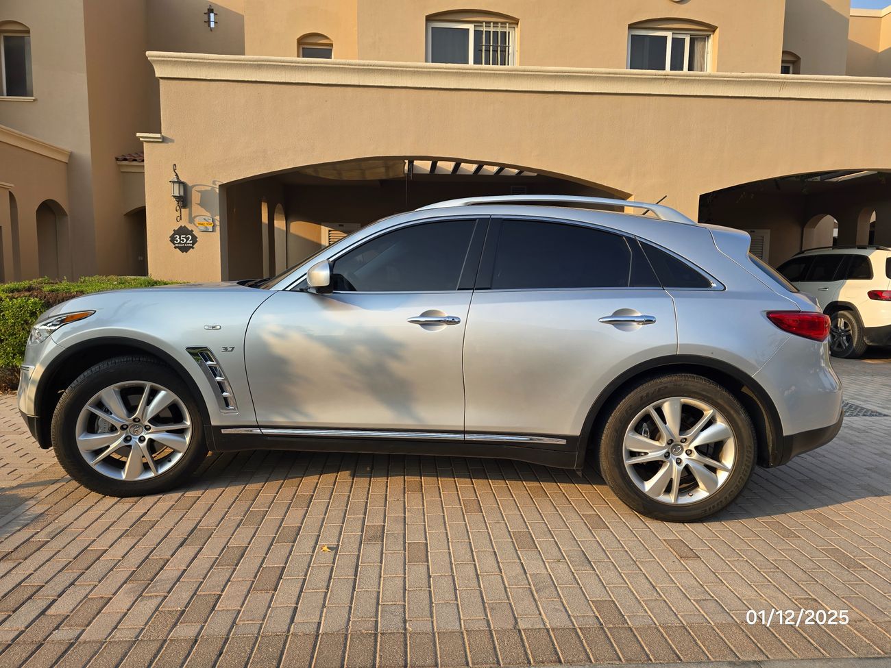 Infiniti QX70