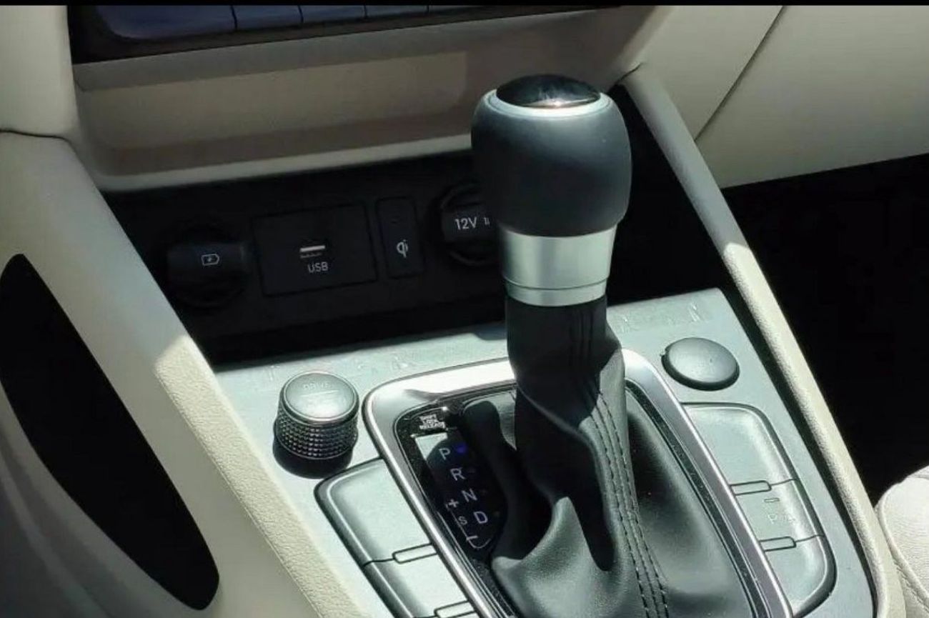 هيونداي كونا Comfort 2000cc Petrol FWD Wheels 17' Sunroof , Smart Entry , Remote starter , Screen