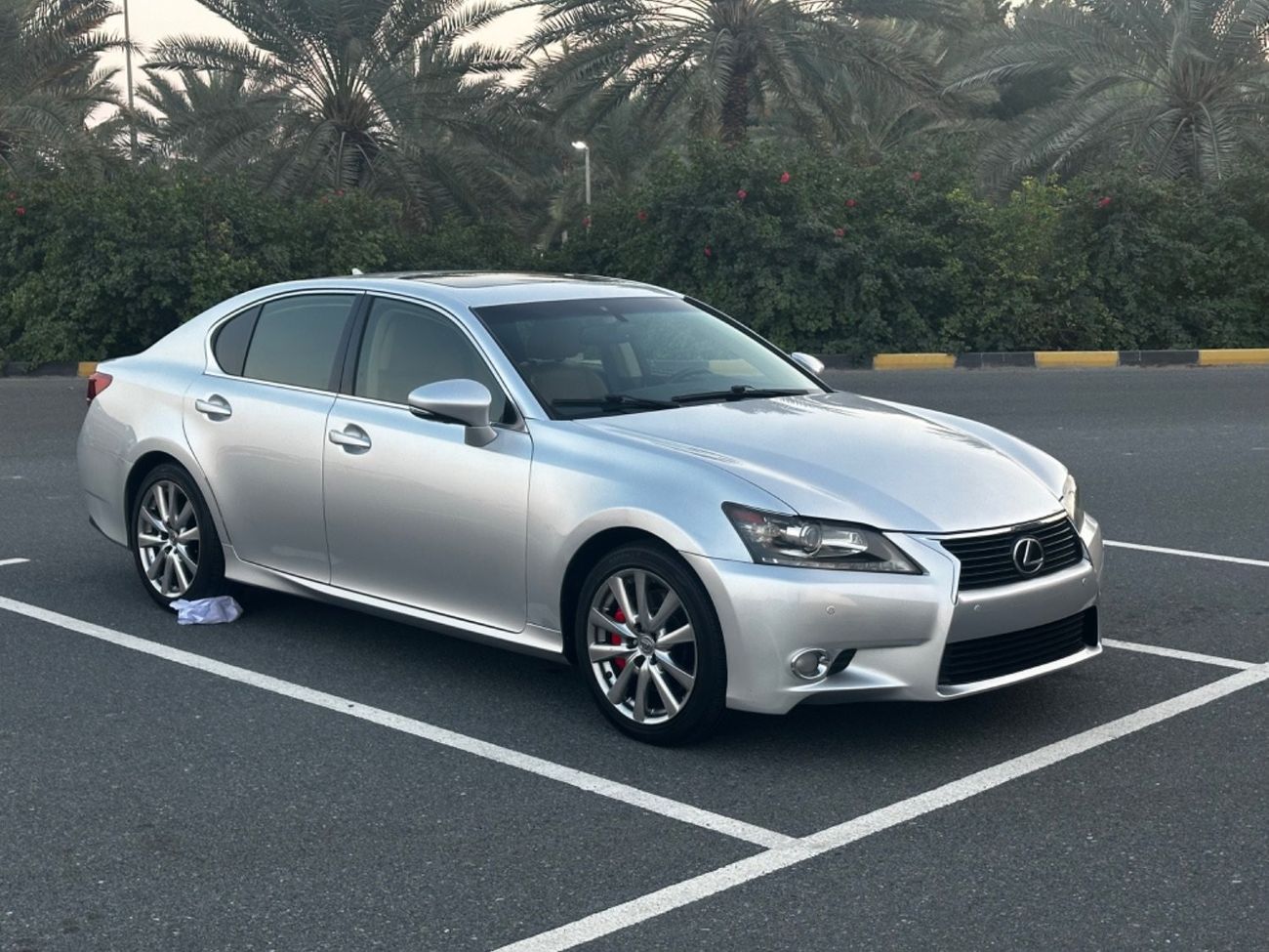 لكزس GS 350 موديل 2013 حاله ممتازه من الدآخل والخارج فل مواصفات فتحه وجلد ومثبت سرعه وتحكم كهربائي كامل