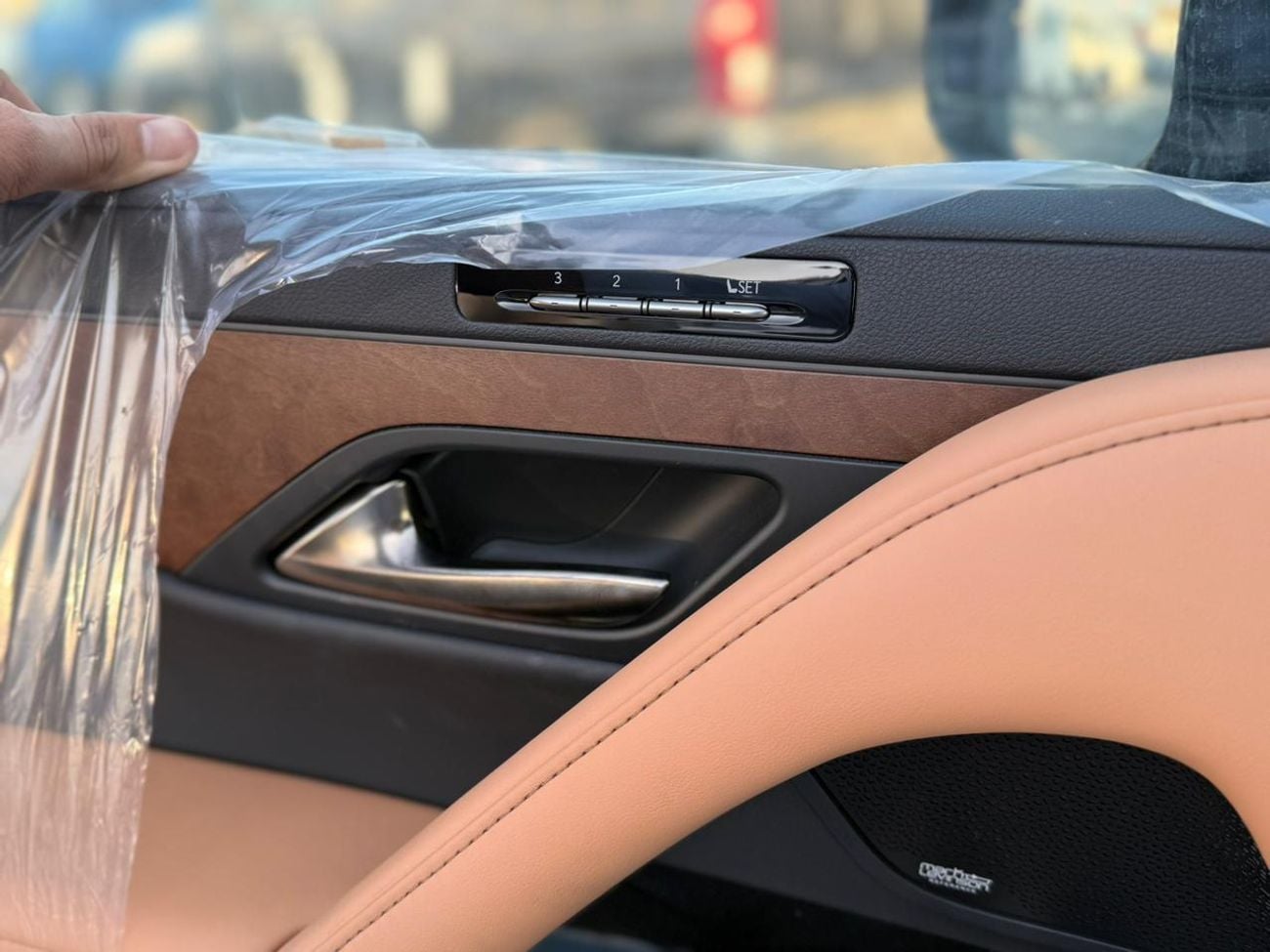 Lexus LX700h SIGNATURE WHITE INSIDE TAN