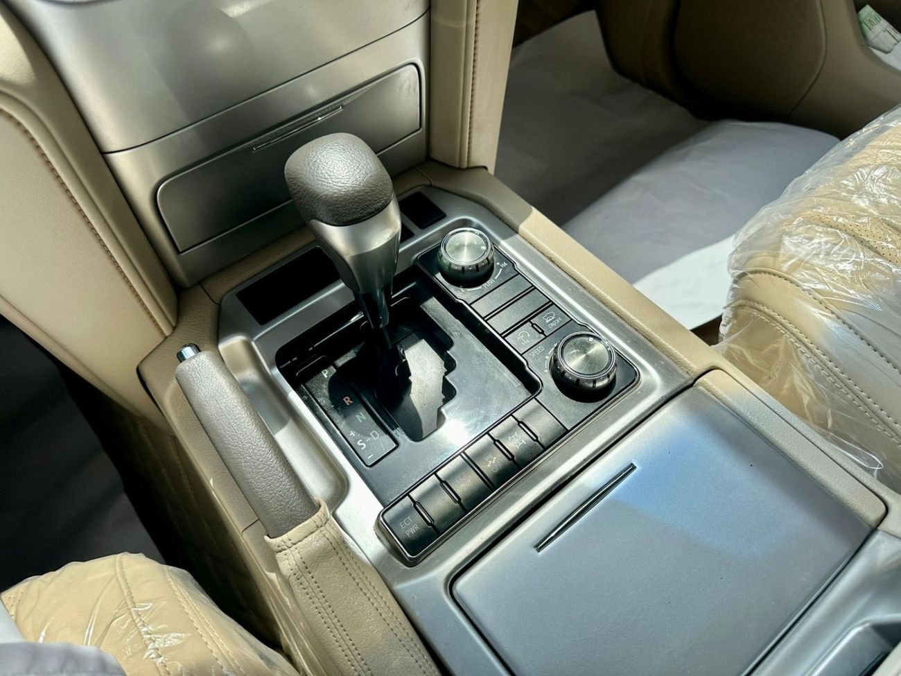 تويوتا لاند كروزر Toyota landcruise 2018Model Engine 4.0 petrol v6 colour Black Transmission Automatic Interior.Begie 