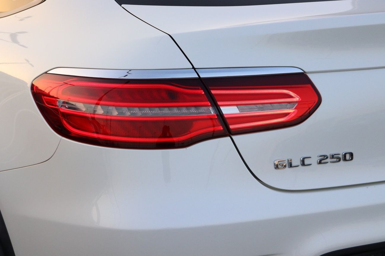 مرسيدس بنز GLC 250 4MATIC 2.0L Mercedes-Benz GLC250 Coupe / 2019 / GCC / Free Accident