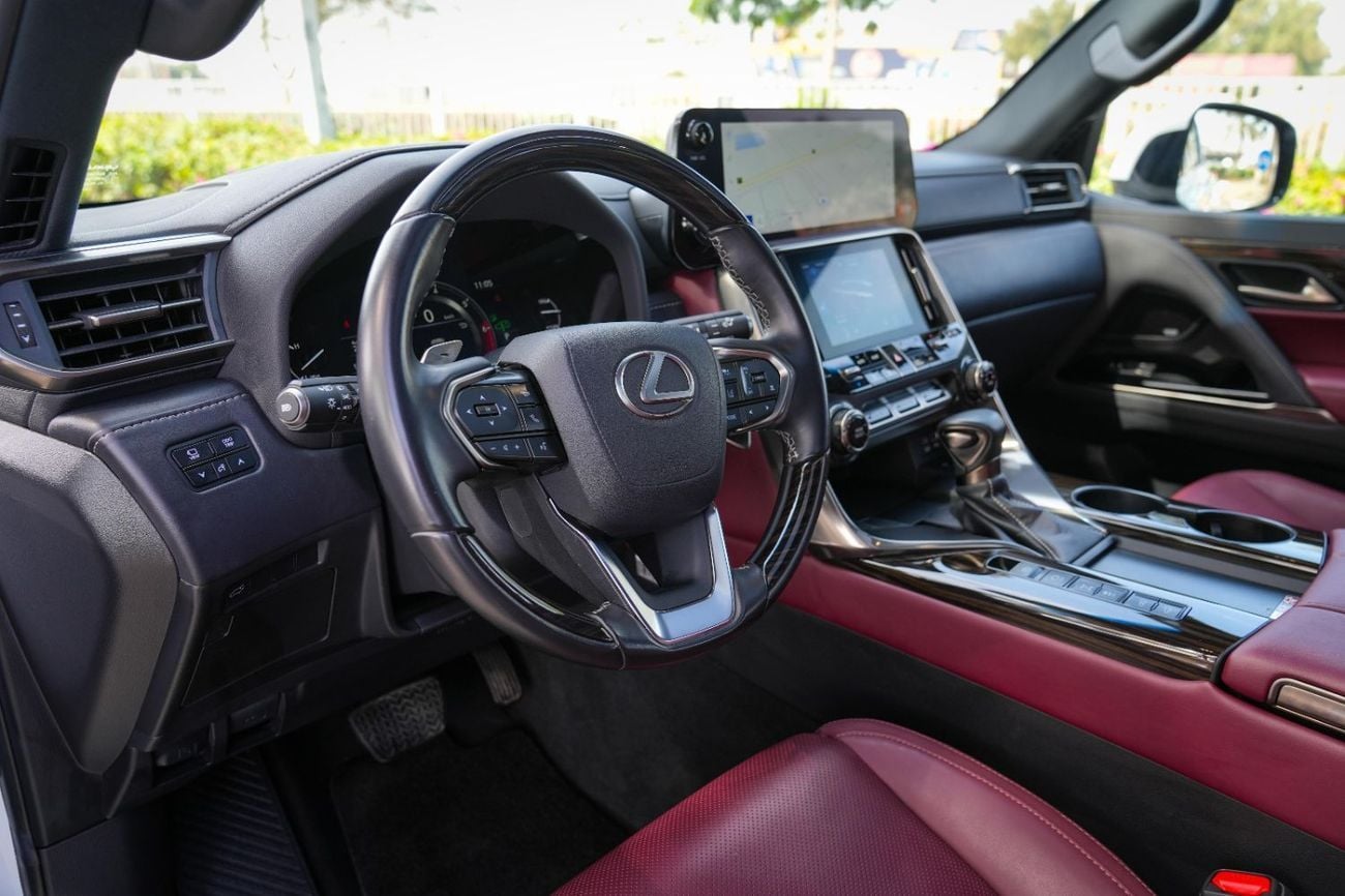 Lexus LX 600 SIGNATURE 2024!! LOW MILEAGE!! WARRANTY AND SERVICE CONTRACT FROM AL FUTTAIM