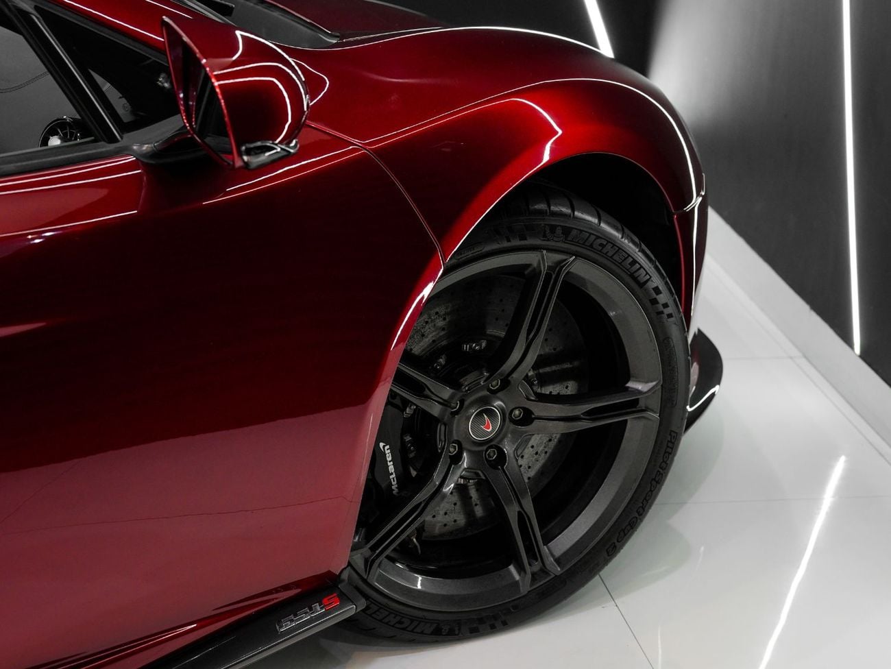 مكلارين 650S سبايدر نظام رفع، حزمة الكربون، نظام صوت ميريديان، مواصفات دول مجلس التعاون الخليجي!!