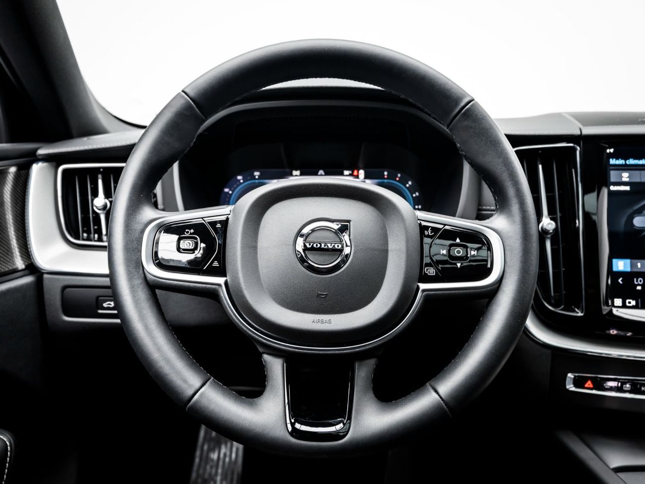 فولفو XC 60 2.0T B5 MHEV R Design (AWD)