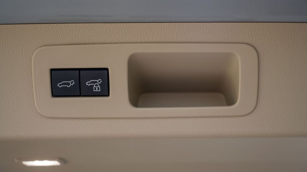 Toyota Land Cruiser TOYOTA LAND CRUISER GXR MID 4.0L (SILVER ME INSIDE NEUTRAL BEIGE)