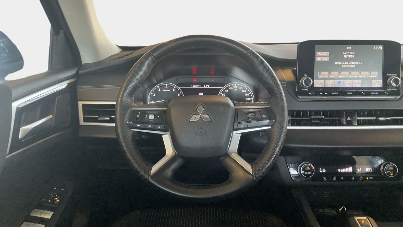 ميتسوبيشي آوتلاندر GLX MIDLINE 2.5 AUTO 4WD 7SEAT ML FABRIC SEATS | شامل الضمان | 0 ﺪﻔﻋﺓ ﺃﻮﻟﻯ