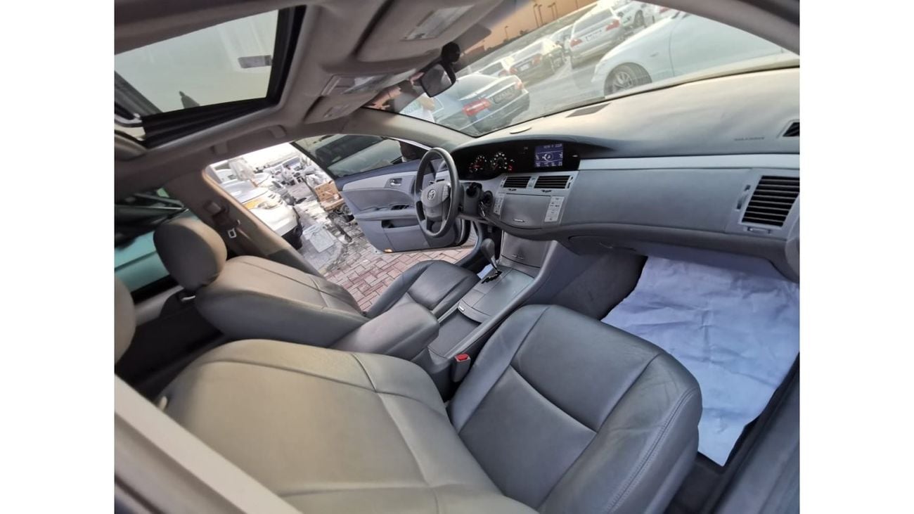 تويوتا افالون حالة ممتازة جدا من الداخل و الخارج