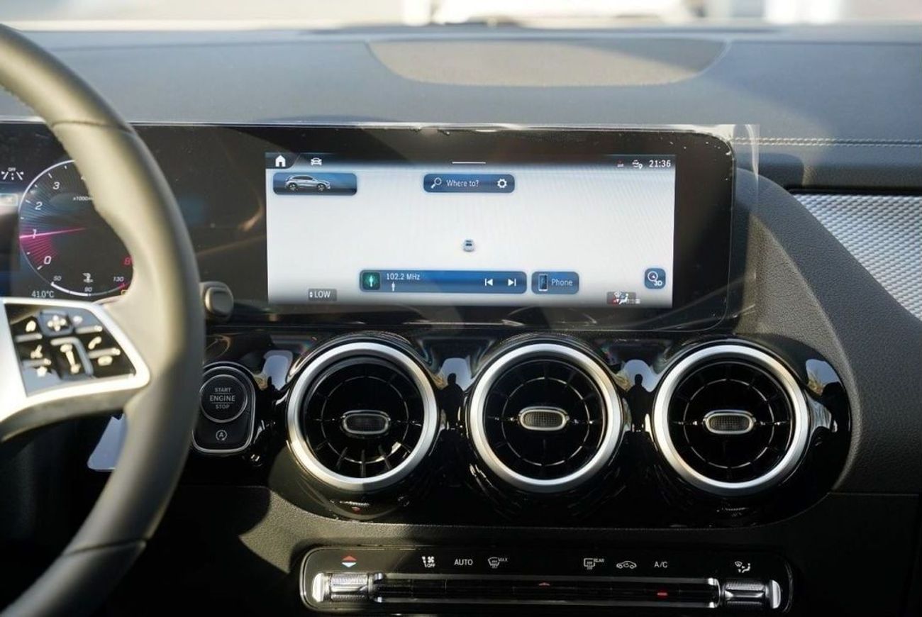 مرسيدس بنز GLA 200 2025 Mercedes-Benz Gla200 1.3 L with 360 Camera and ambient lighting