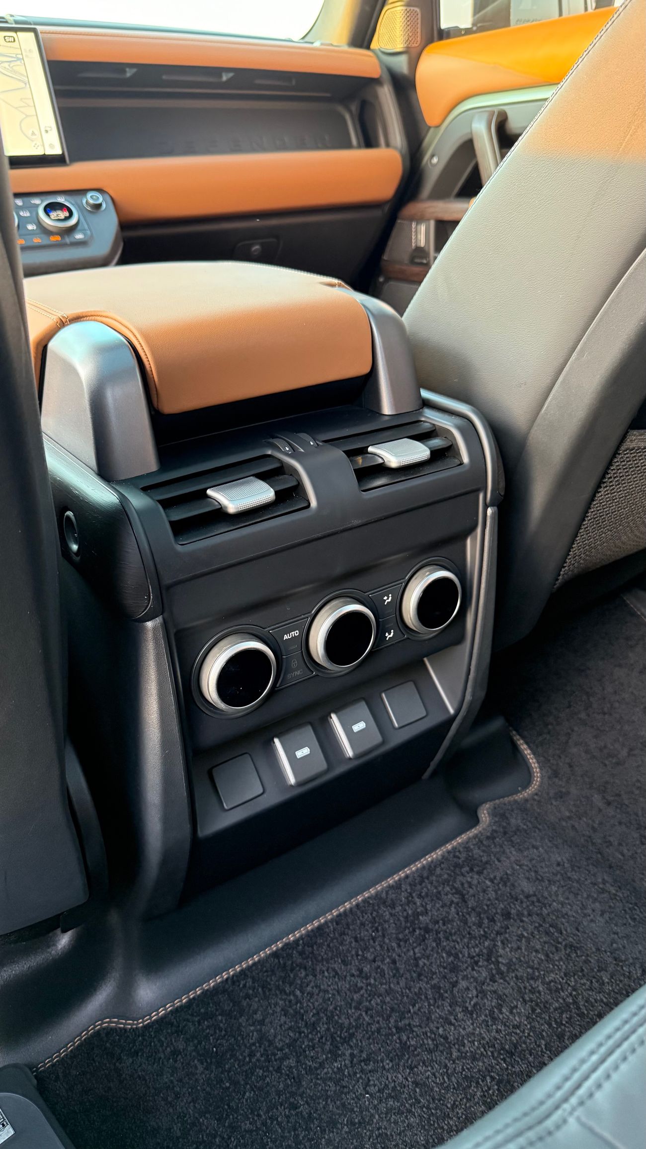 Land Rover Defender P400 110 X-Dynamic SE 3.0L (7 Seater)