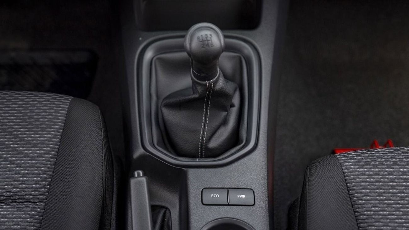 تويوتا هيلوكس (LHD) TOYOTA HILUX DC COMFORT PLUS 2.4D MT 4X4 MY2024 - WHITE