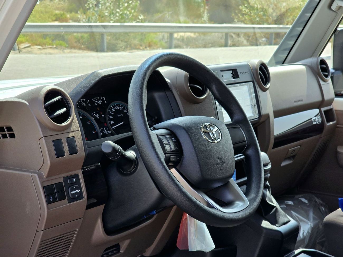 Toyota Land Cruiser LC76 DIESEL 2.8T - STD - E - DIFF LOCK - A/T - WHITE INSIDE BEIGE - 2025 - GCC SPECS