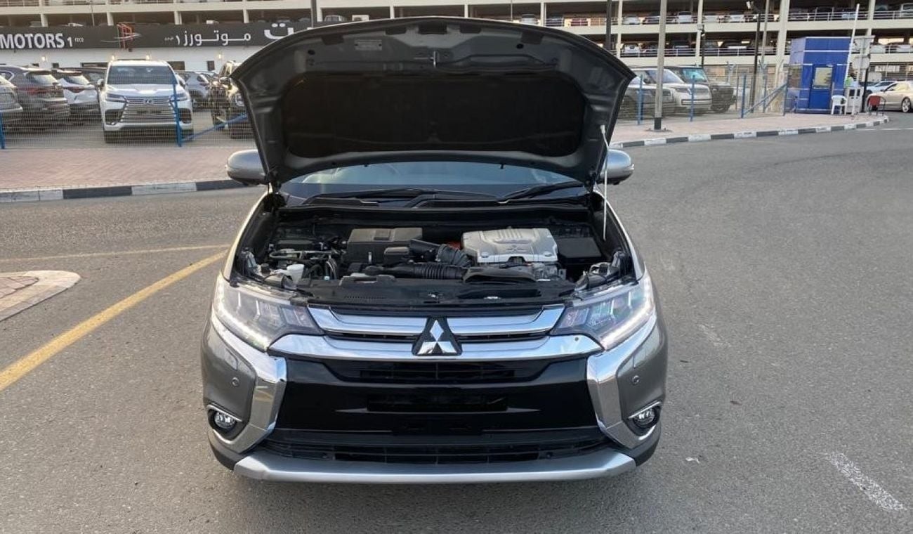 ميتسوبيشي آوتلاندر PHEV 2.4 Liter Right Hand Drive Automatic Sunroof Leather seats