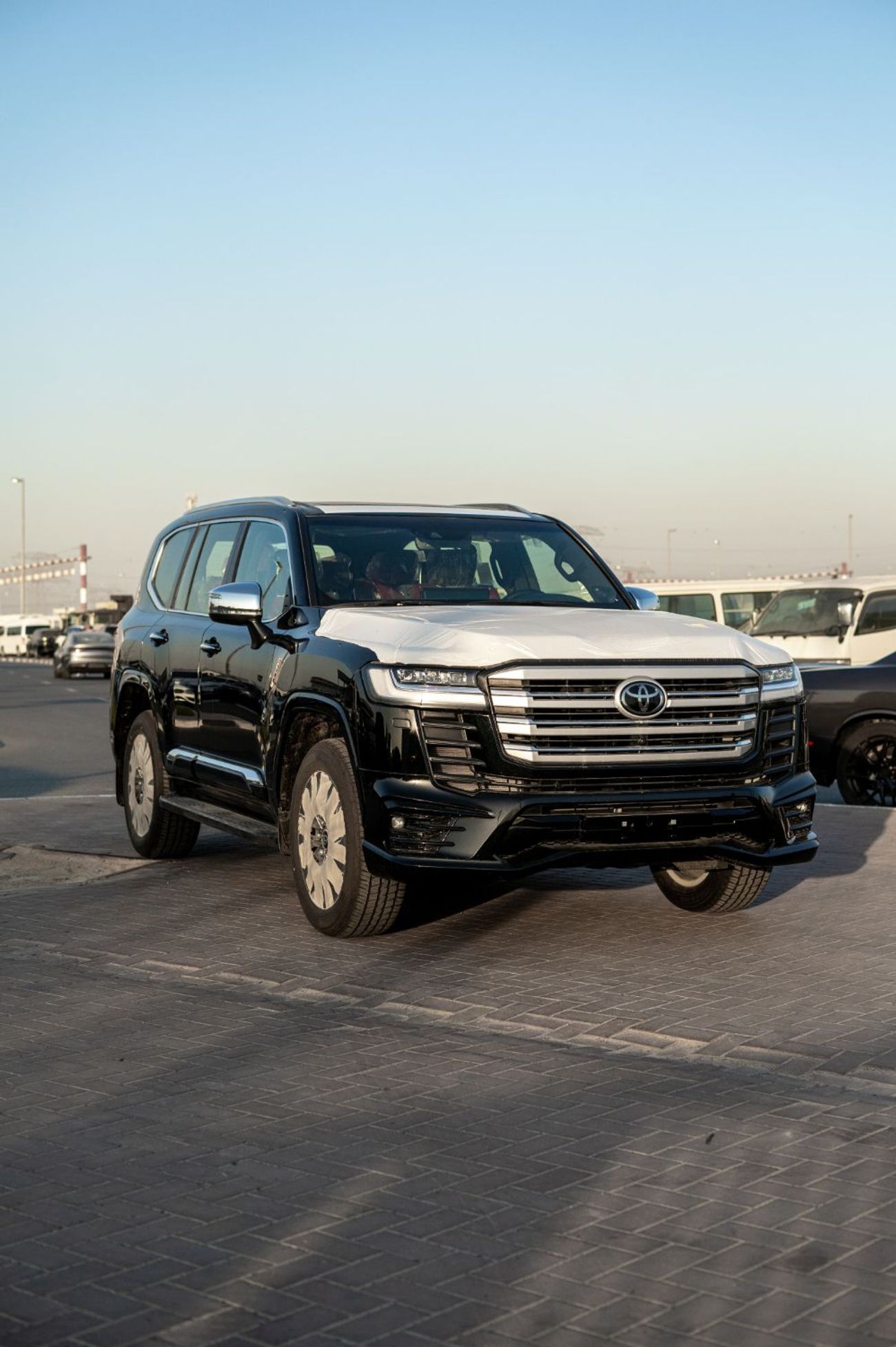 تويوتا لاند كروزر 3.3L DIESEL VXR FULL OPTION WITH RADAR