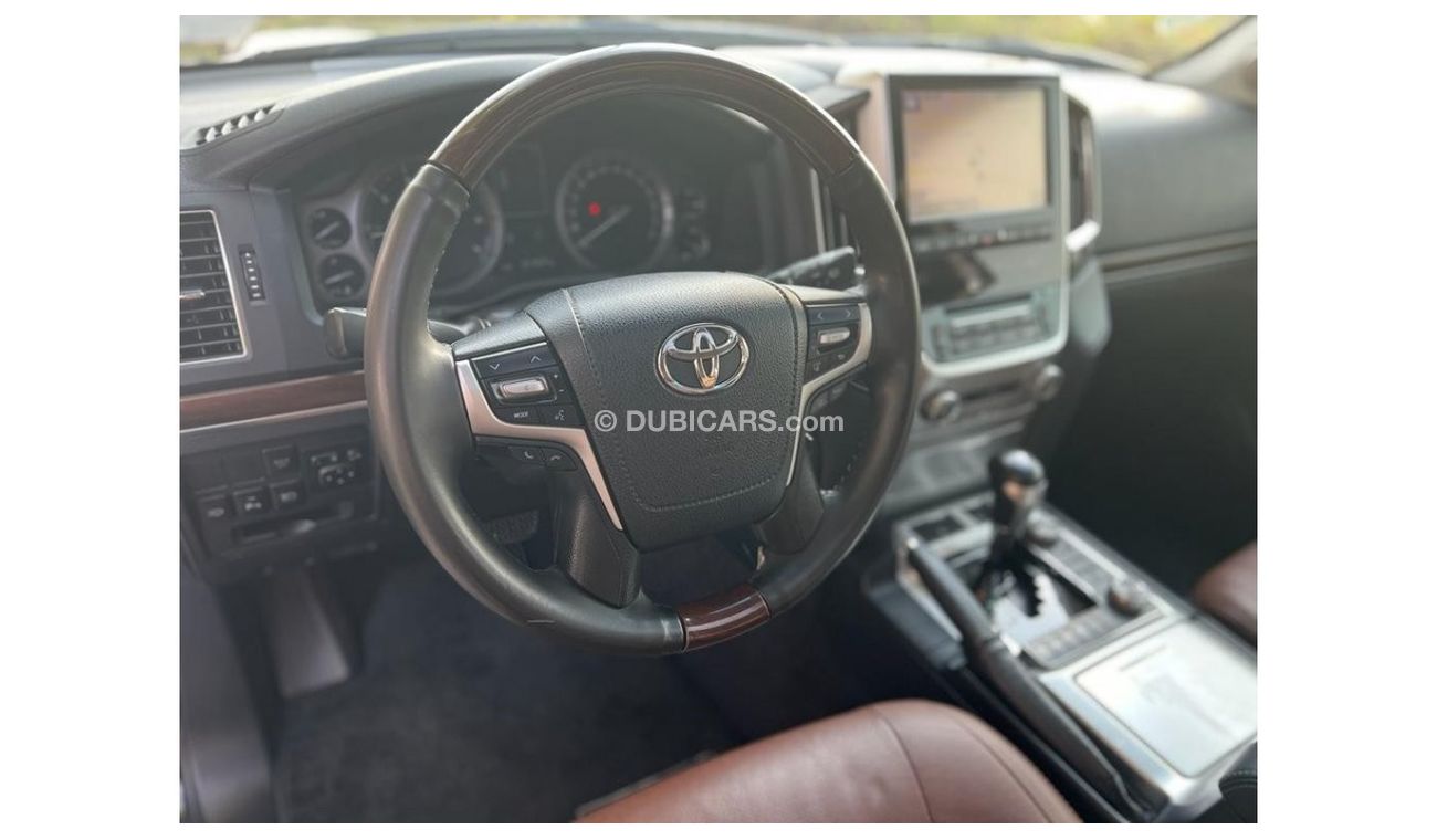 Toyota Land Cruiser TOYOTA LAND CRUIZER 2017 GCC VXR 5.7 TOP OF RANGE ORIGINAL PAINT FULL SERVICE HISTORY