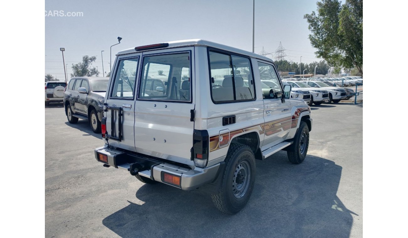 تويوتا لاند كروزر هارد توب 4.0L V6 ( 2 Doors + Winch + Fog + Wood + Side Sticker)