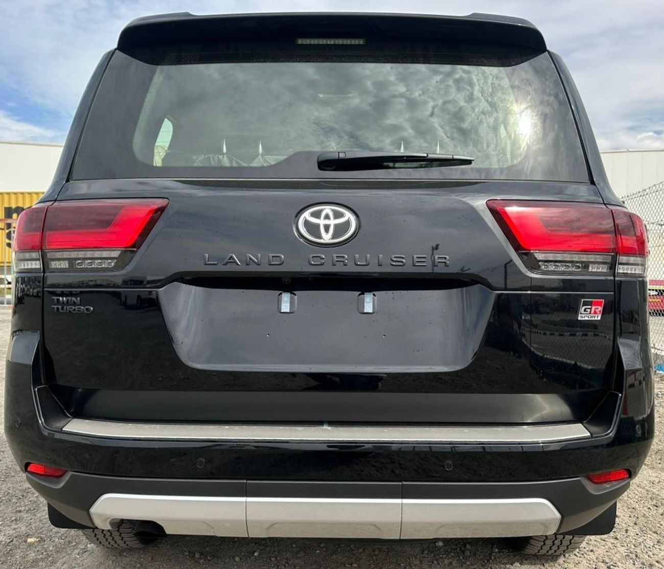 تويوتا لاند كروزر 2026 Toyota Land Cruiser LC300 GR-Sport (Full-Option with Radar) 3.5L V6 Twin Turbo Petrol A/T 4WD E