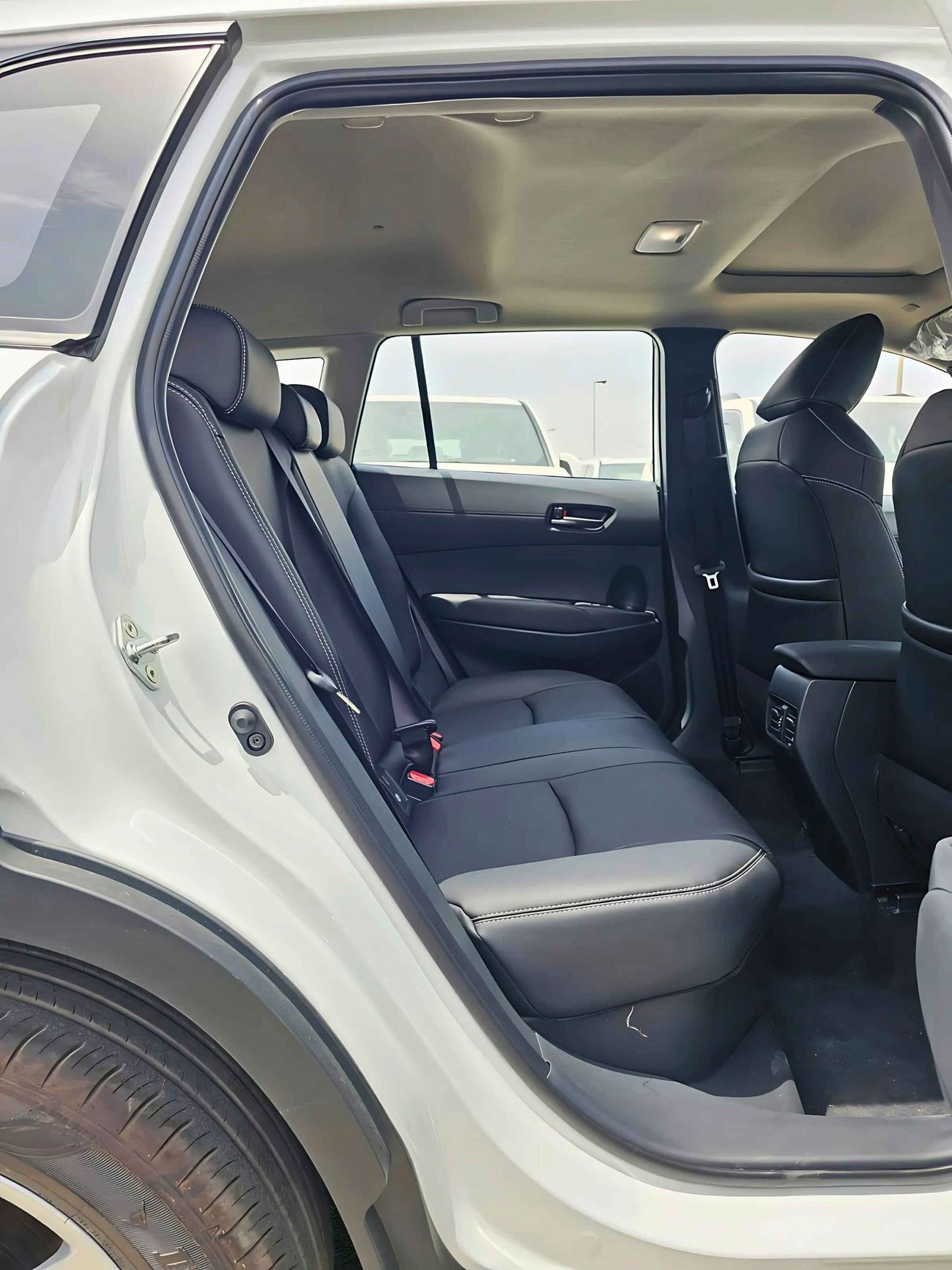 Toyota Corolla Cross HYBRID FULL OPTION / 2.0L V4 / LEATHER + ELECTRIC SEAT / MUD GUARD /SUNROF / CODE # HYBRID