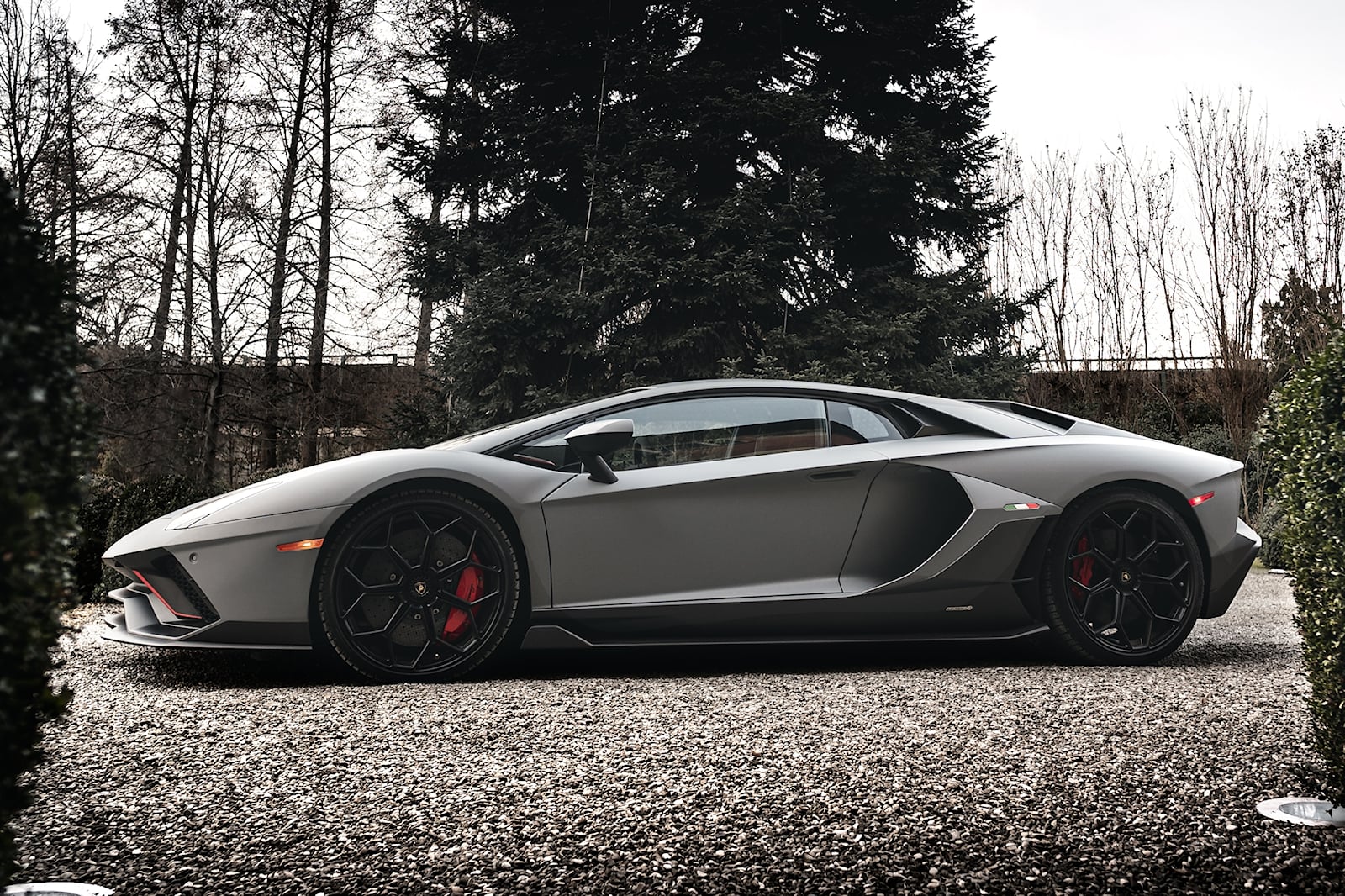 Lamborghini Aventador exterior - Side Profile