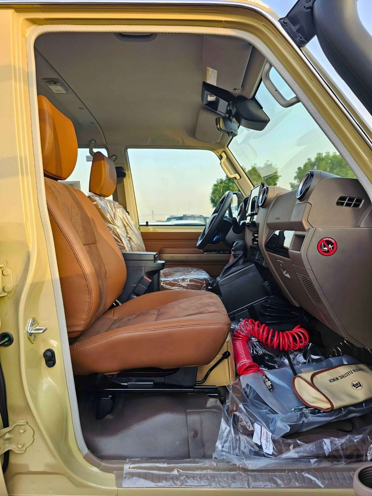 Toyota Land Cruiser Pick Up  DOUBLE CABIN / 2.8L V4 DIESEL A/T / DVD CAMERA / WINCH , SNORKEL / DIFF LOCK (CODE # LC
