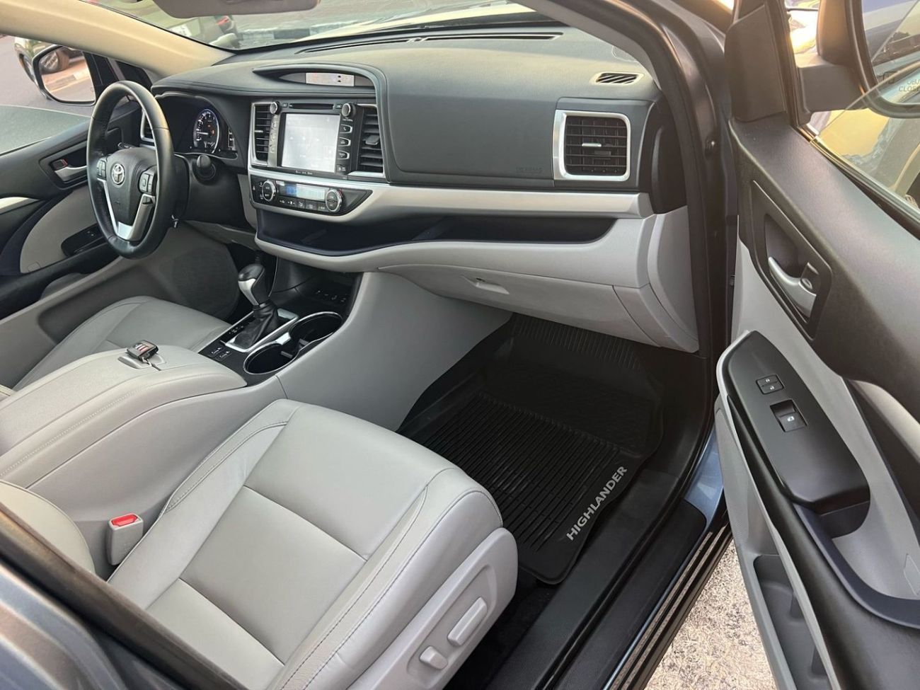 Toyota Highlander 2018 TOYOTA HIGHLANDER XLE   3.5L V-6 //   4 WHEEL DRIVE - 4X4 // SUNROOF //  PUSH START   // LEATHE