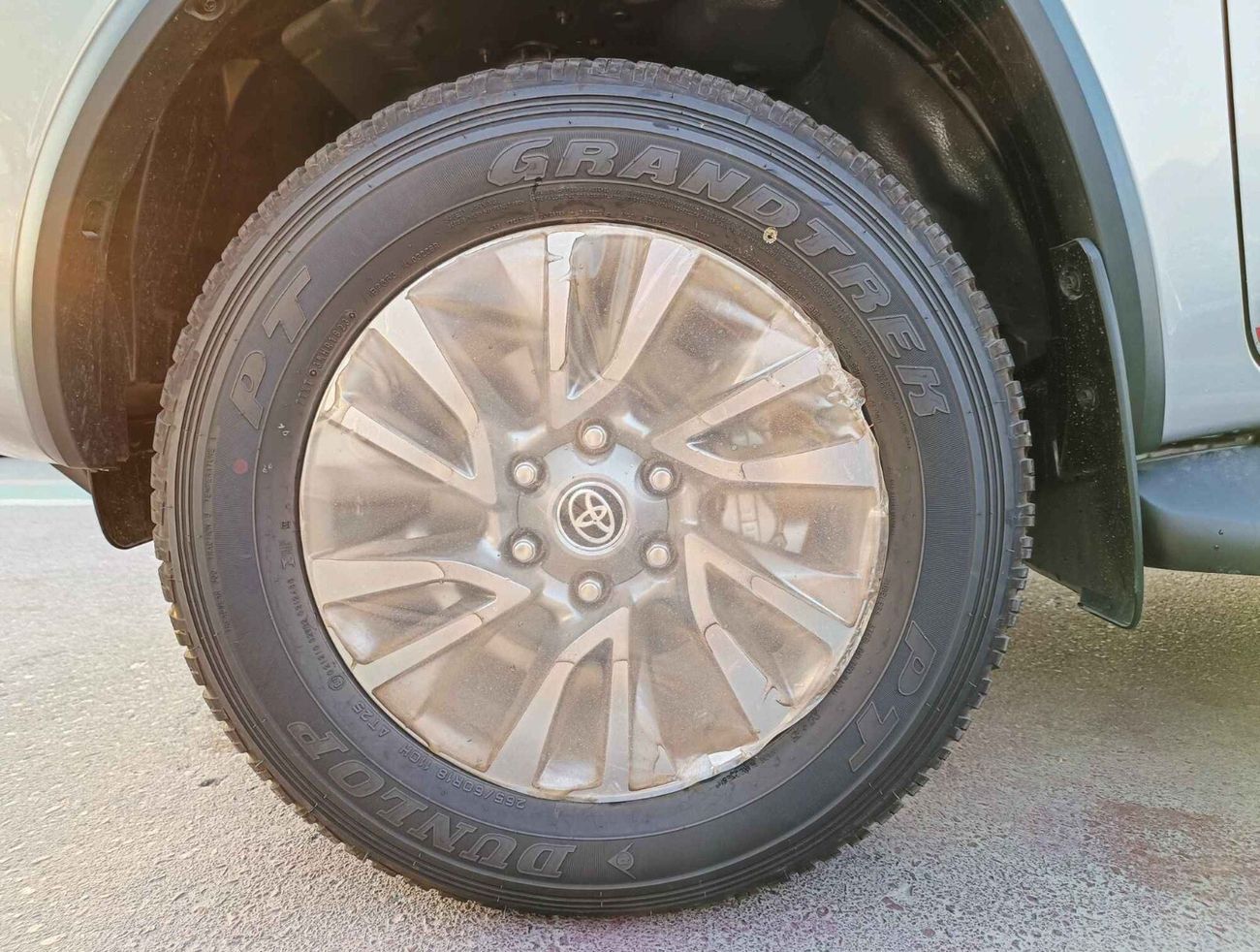 Toyota Fortuner / SR5 4.0L V6 / 2 Electric Seats, Auto AC,Leather Seats, Wireless Charger (CODE#FP40F)