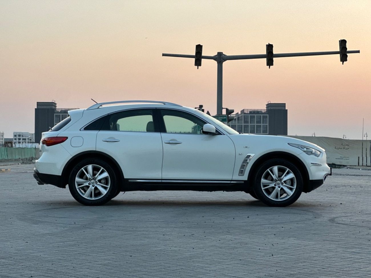 Infiniti QX70 MODEL 2017 GCC CAR PERFECT CONDITION INSIDE AND OUT SIDE FULL OPTION SUN ROOF LEATHER SEATS 5 camera