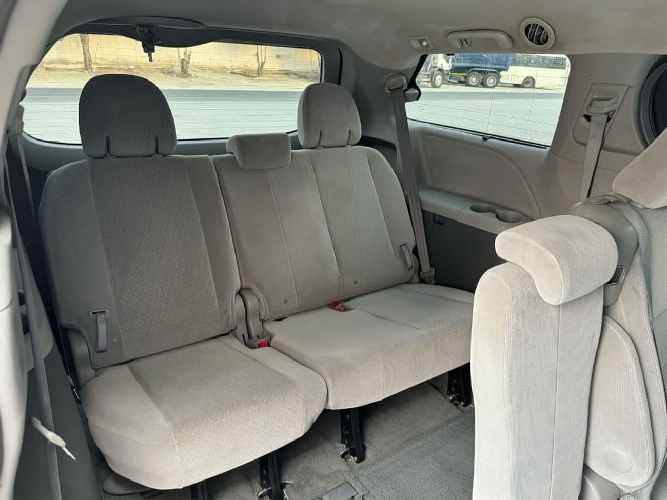 تويوتا سيينا تويوتا سيينا LE وارد 2015