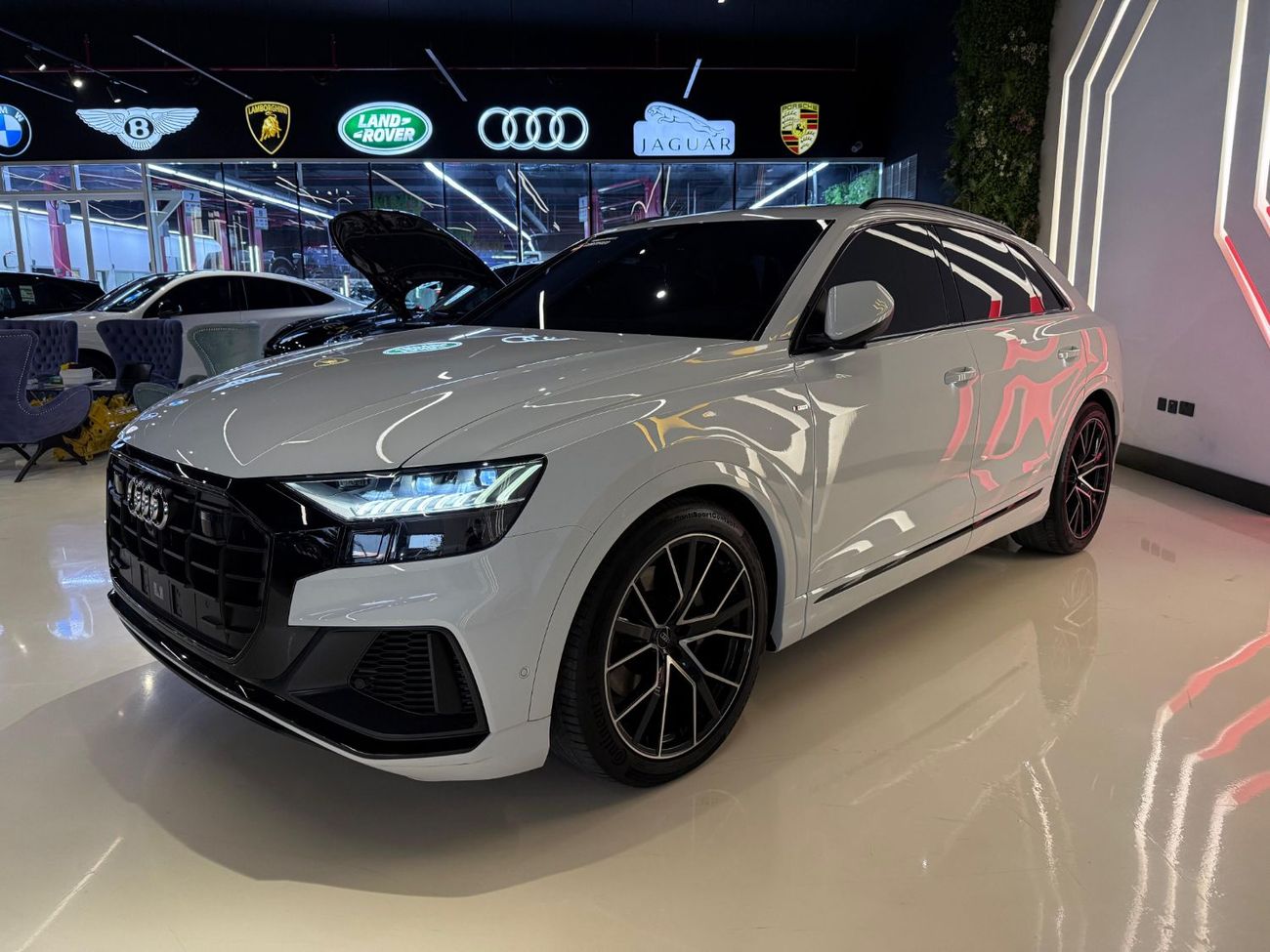 أودي Q8 55 TFSI quattro S-Line 3.0L (340 HP) 2020 Audi Q8 55 TFSI - GCC - Fully Loaded - Perfect Condition