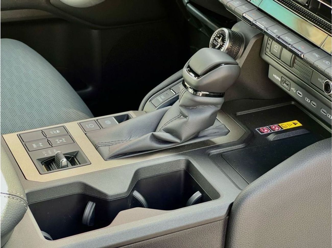 تويوتا برادو 2.4L PETROL FULL OPTION 2024