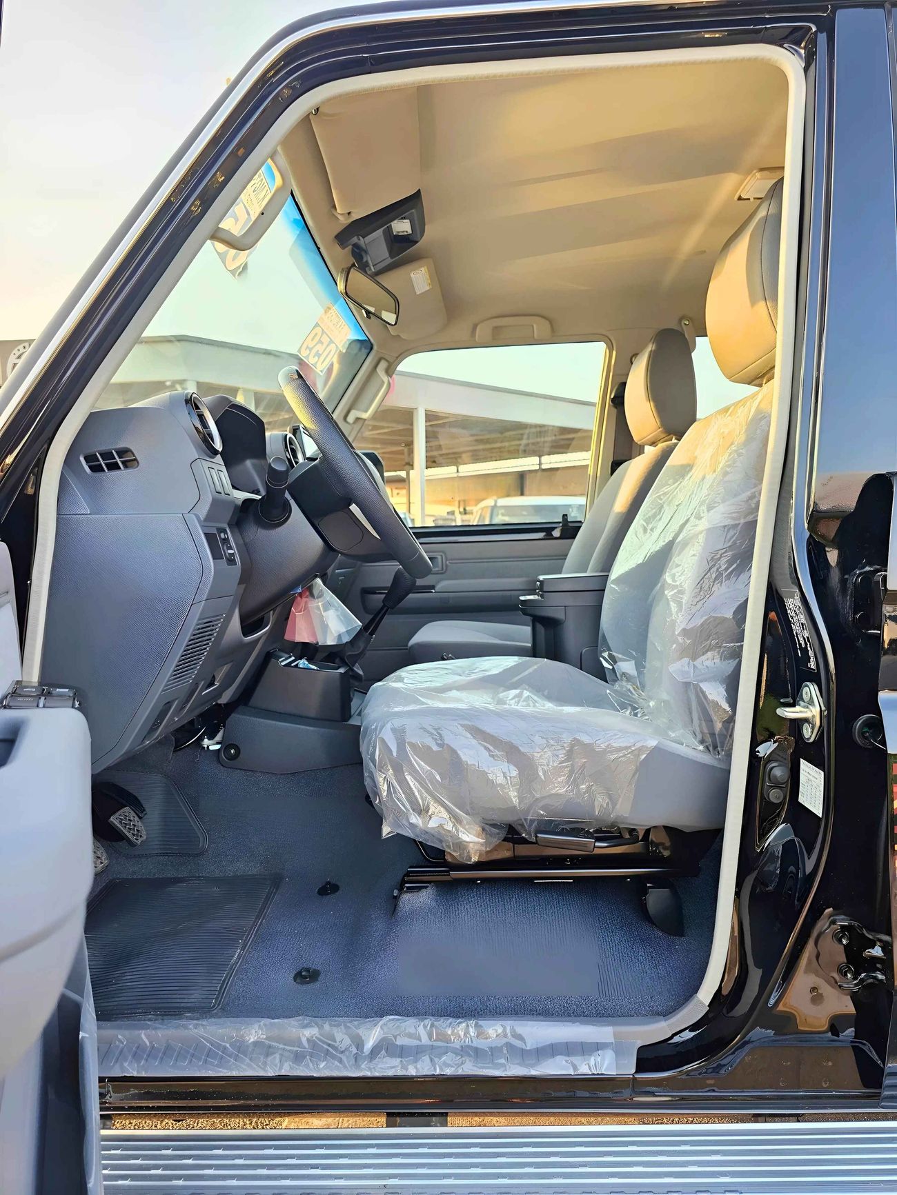 Toyota Land Cruiser 70 STD-HIGH OPTION, 4.0L PETROL V6, M/T, WOOD,STEERING / WINCH SNORKEL (CODE # 68079)