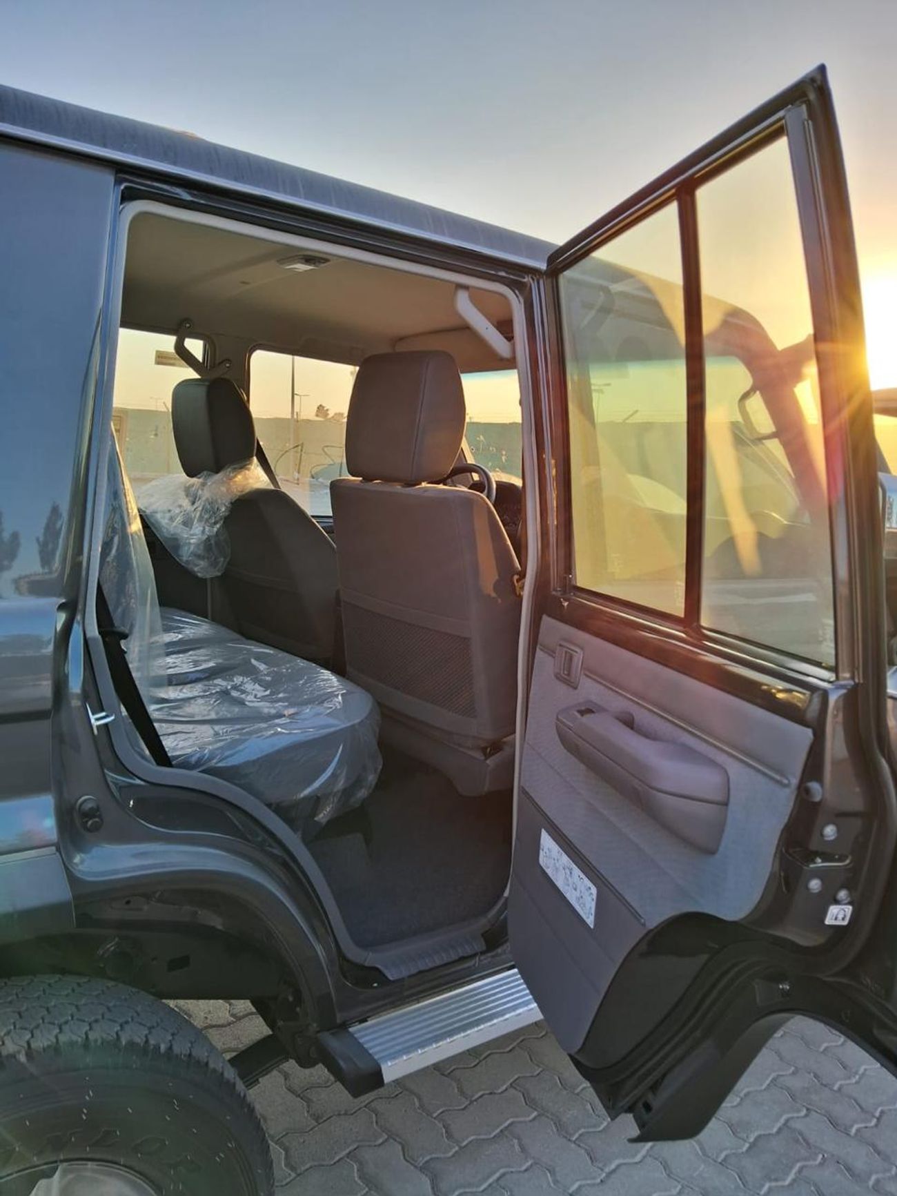 تويوتا لاند كروزر 70 LC76 HARDTOP 4.0L PETROL 5 DOORS M/T FULL OPTION 2025 MODEL