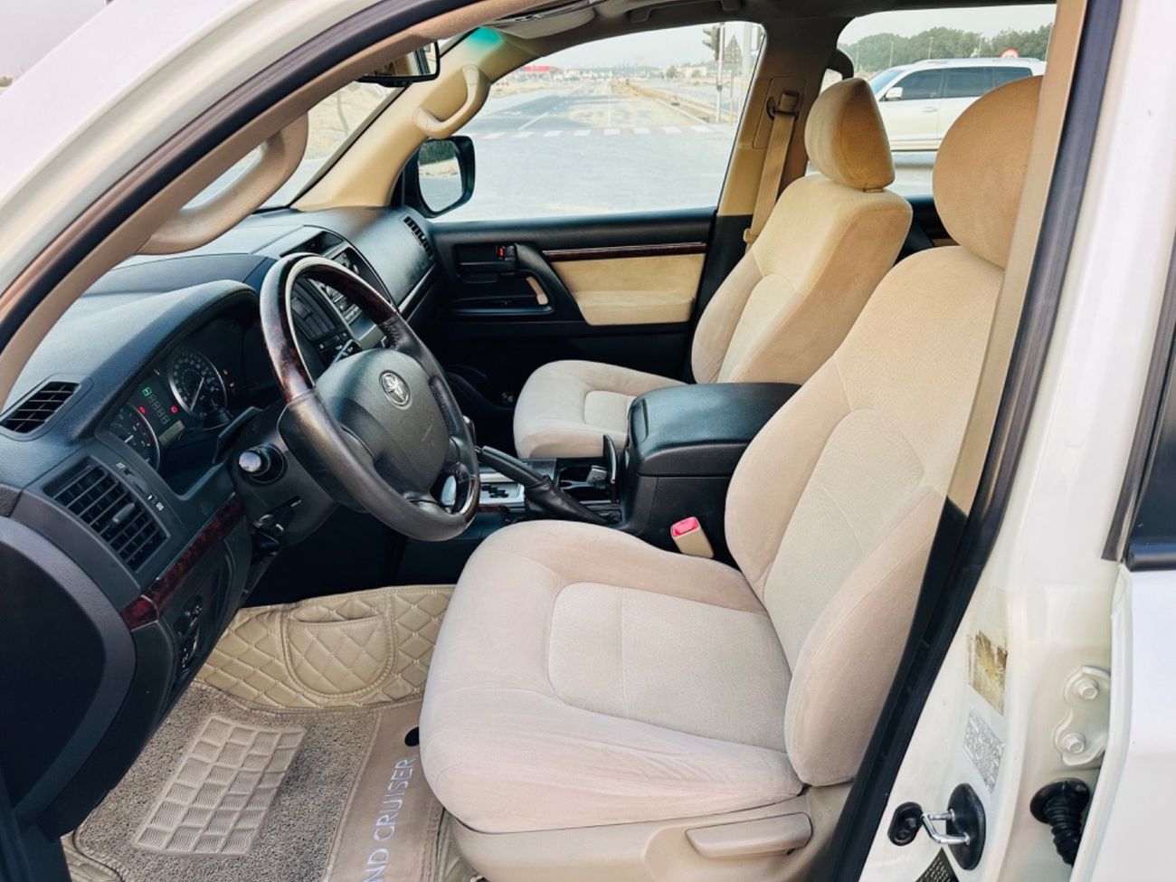 Toyota Land Cruiser MODEL 2010 GCC CAR PERFECT CONDITION INSIDE AND OUTSIDE FULL OPTION SUN ROOF LEATHER SEATS