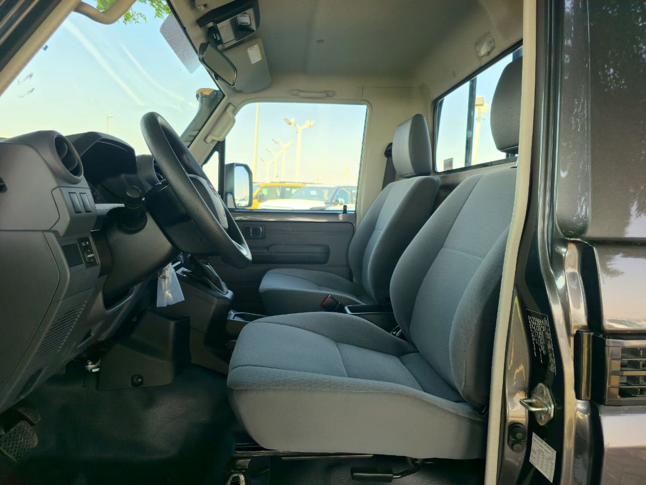 Toyota Land Cruiser 70 TOYOTA LC79 SINGLE CABIN PETROL 4.0 - AT - STD - E - DIFF LOCK - 2025 MODEL - GREY INSIDE GREY - GCC