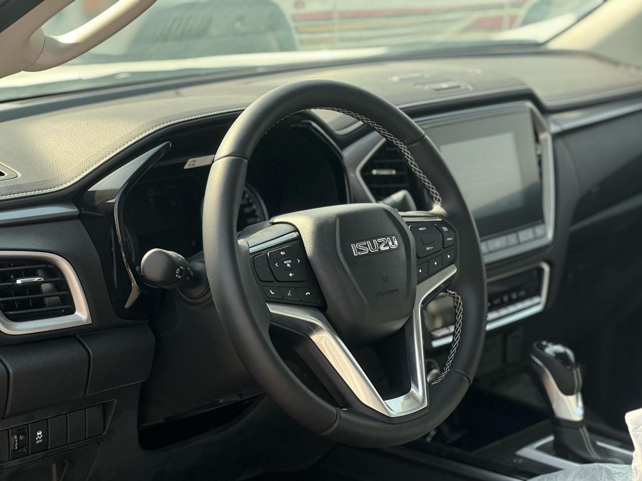 إيسوزو D ماكس 3.0L Crew Cab 4WD LS (A/T)