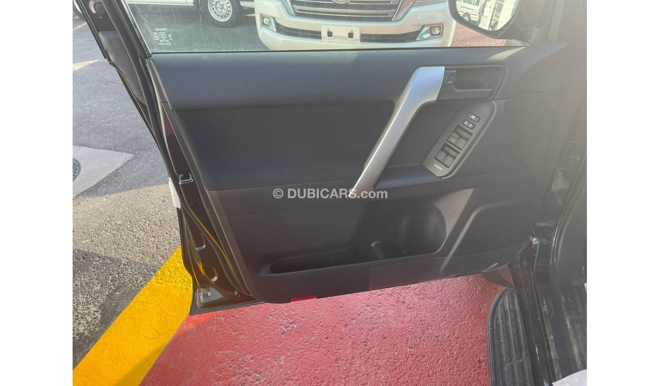 تويوتا برادو تويوتا برادو TXL 4.0L V6 بفتحة سقف لون اسود موديل 2022