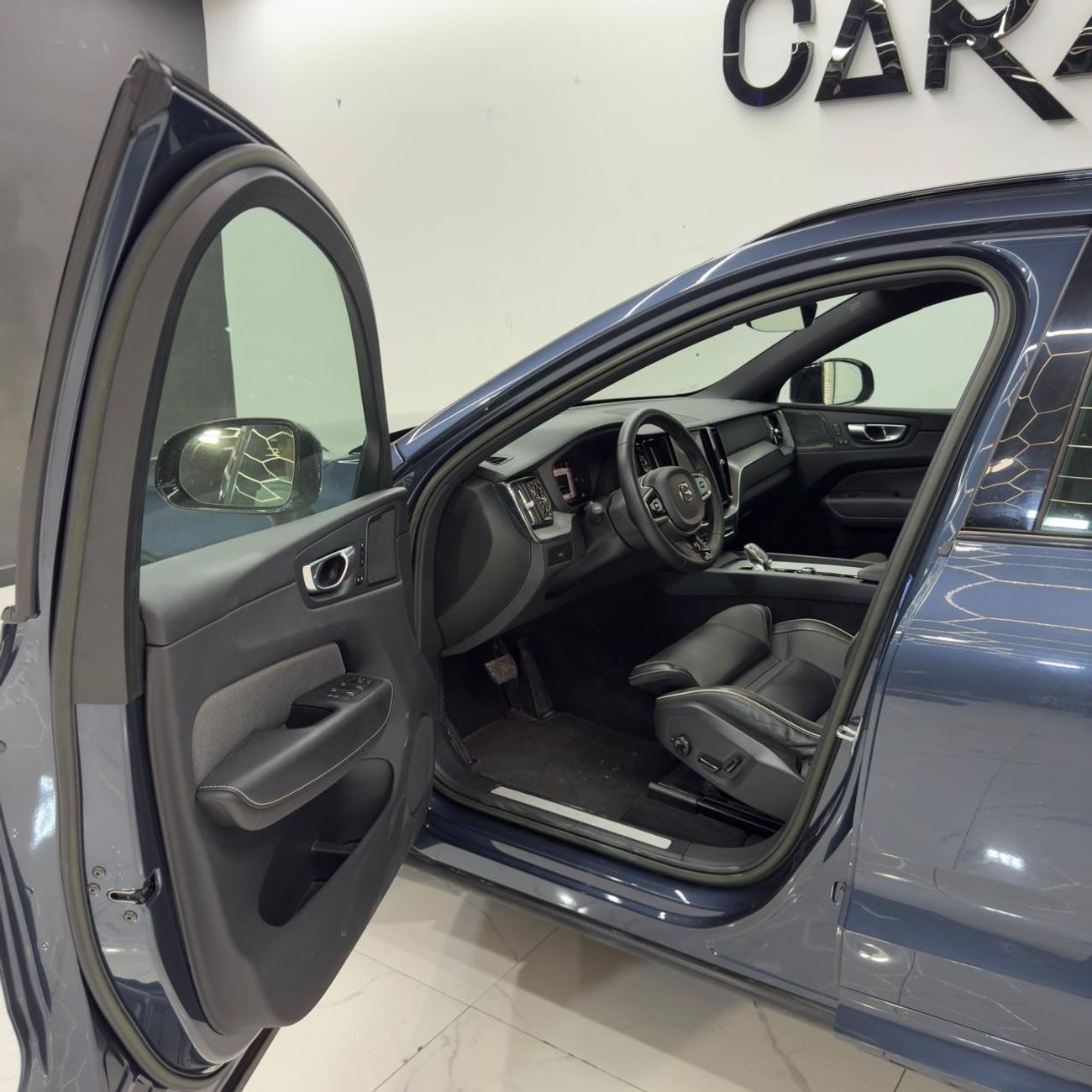 Volvo XC60 B5 2.0T Powertrain AED 2,644 / Monthly l 0% Downpayment l Ultimate Dark l Agency Warranty until 2028