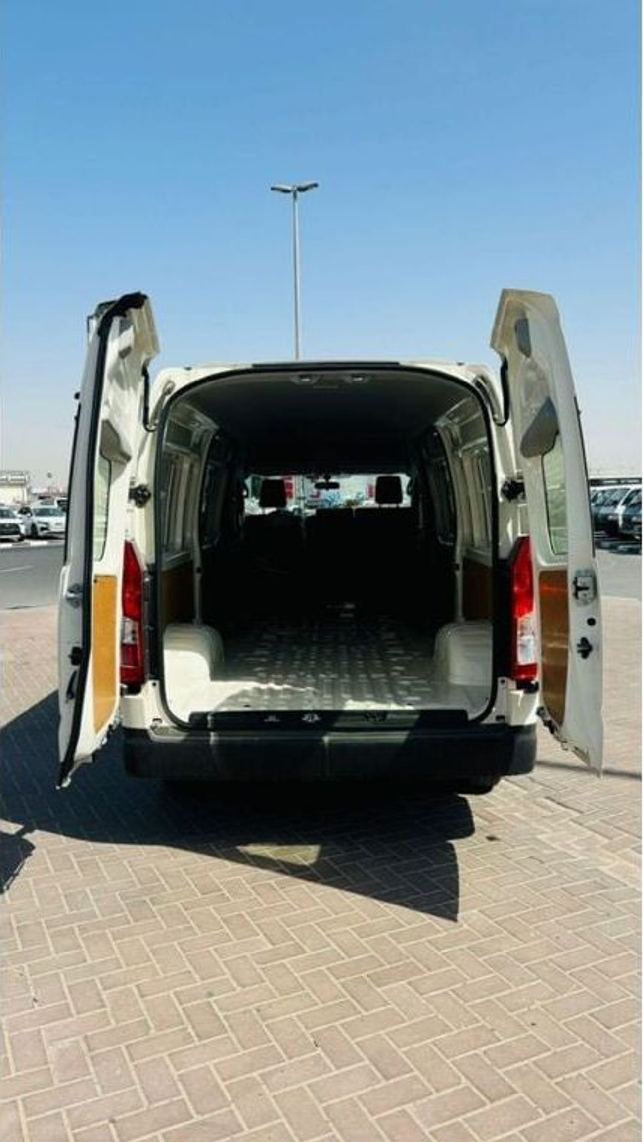 تويوتا هاياس Cargo Swing Door Automatic
