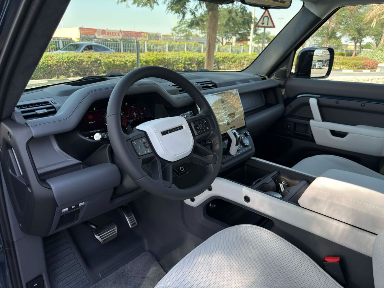 Land Rover Defender GCC SPEC BRAND NEW UNDER WARRANTY AND SERVICE