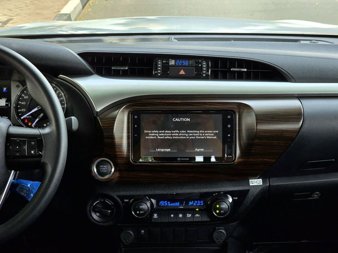 تويوتا هيلوكس TOYOTA HILUX PETROL 2.7 DOUBLE CABIN - A/T - HIGH OPTIONS - PUSH START - 2025 - BLACK INSIDE BLACK -