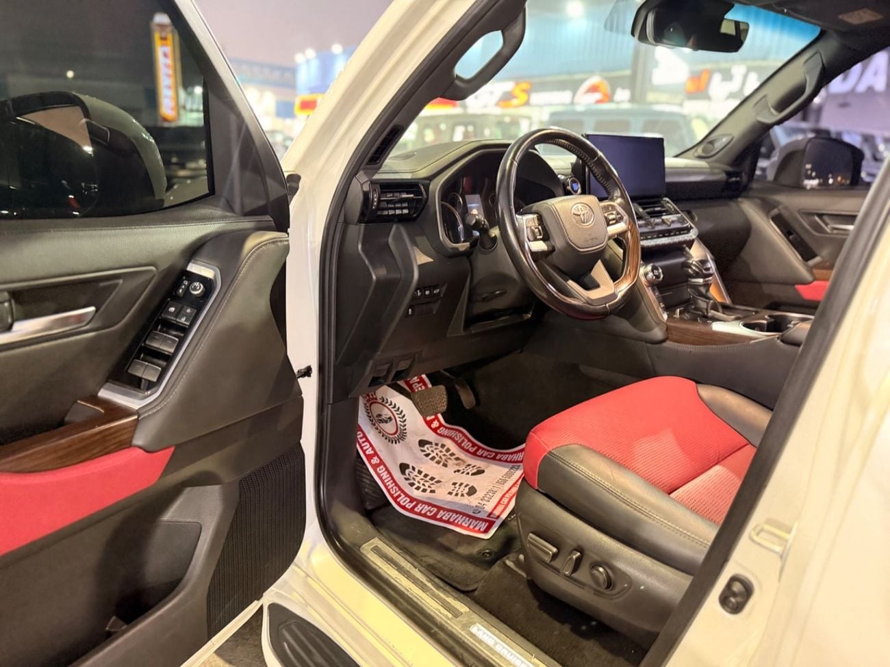 Toyota Land Cruiser VXR Toyota Landcruiser VXR 2022 Twin Turbo white inside Red