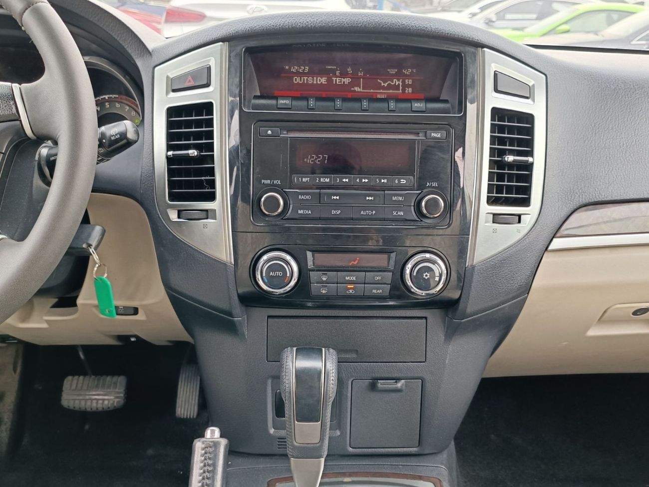 ميتسوبيشي باجيرو 3.5 / GLS / WITHOUT SUNROOF / V6 PETROL / RIMS "17" / 4WD /LOT# 16714