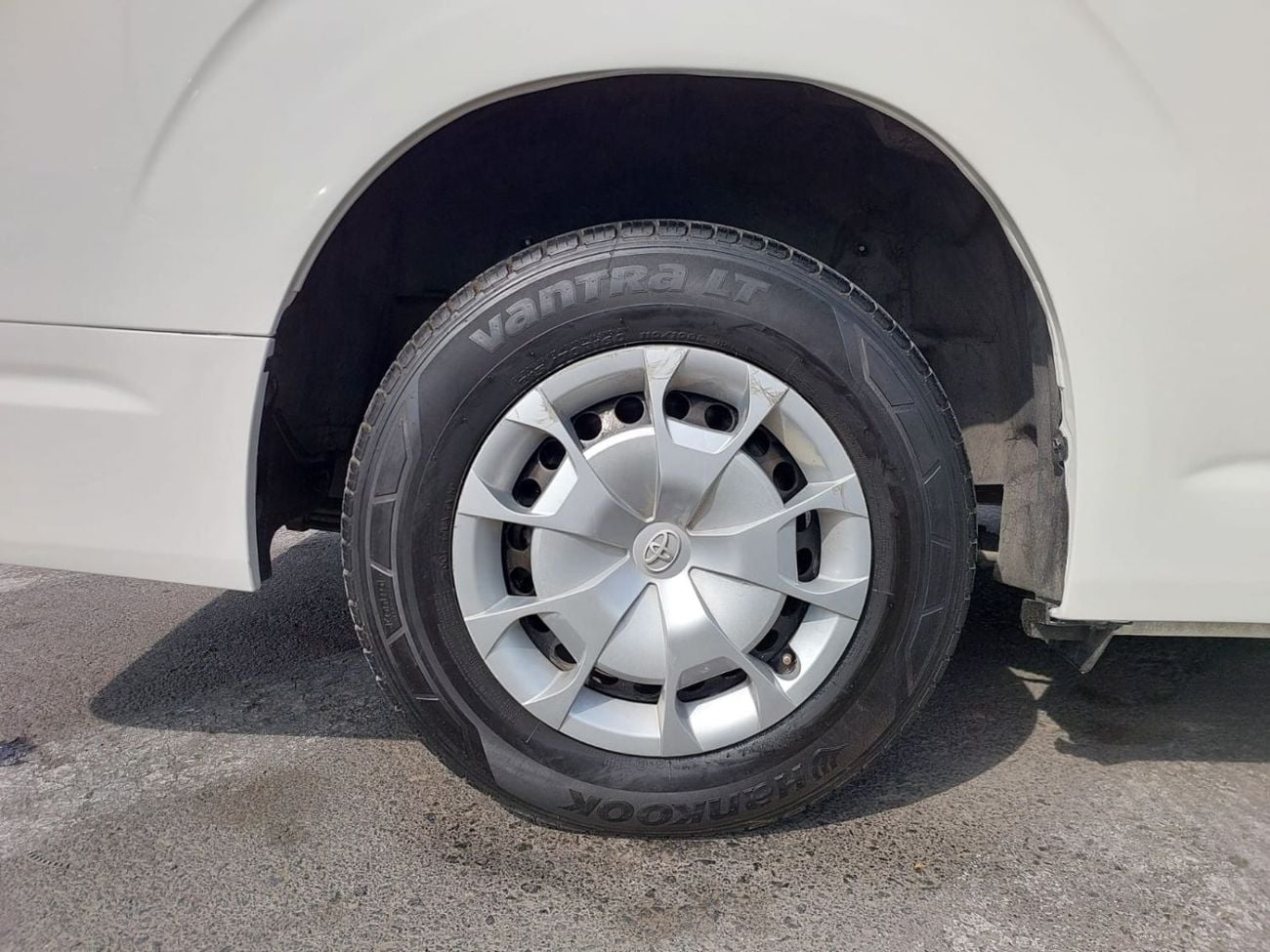 Toyota Hiace (RAMADAN OFFER) TOYOTA HIACE COMMUTER VAN RHD 2020 MODEL 2.8 L DIESEL AUTOMATIC(PM04978)