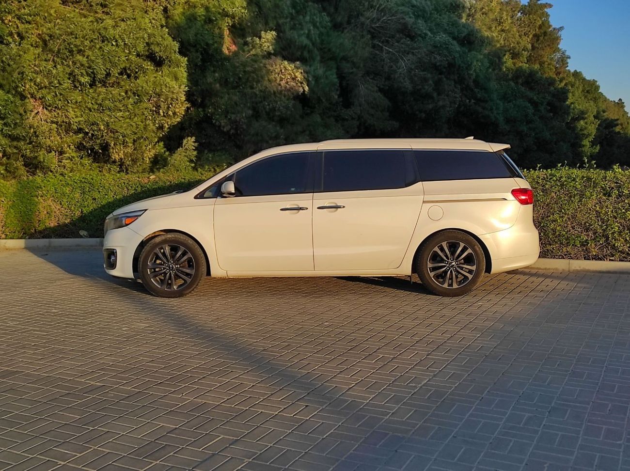 Kia Sedona Kia Sedona 2015 7 seater full options no1